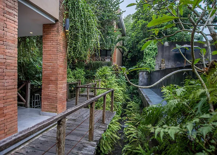 Hotel Merak Village By Prasi 3*